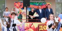 Игорь Мартынов поздравил выпускников камызякской СОШ № 4 с праздником последнего звонка - Bloknot-Astrakhan.Ru