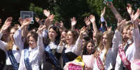 Цветы и мелодичный перезвон колокольчика. Выпускники калининградских школ услышали свой последний звонок - Калининградская ГТРК