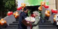 Мэр Кызыла Айдын Сарыглар поздравил выпускников школ города - Администрация г. Кызыл