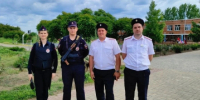 В Щербиновском районе сотрудники полиции и представители казачества обеспечили безопасность на последнем звонке. - Отдел МВД России по Щербиновскому району