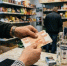 Плата за молчание: в Саратове продавщица попалась на коммерческом подкупе после продажи алкоголя подростку - SaratovNews.Ru