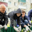 Мэр Маслов вместе курянами высадил цветы во дворе многоэтажки - Курские Известия