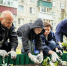 В Курске жители дома на Республиканской улице вместе с мэром города высадили цветы - Курская правда