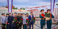 В честь Дня основания Санкт-Петербурга делегация Северо-Западного округа войск национальной гвардии РФ возложила цветы к памятнику Петру Великому - Росгвардия
