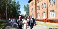 На фотографии изображены Министр образования и науки Челябинской области Виталий Литке, директор лагеря - U74.Ru