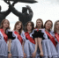 Набережная реки Урал превратилась в огромную сцену для почти двух тысяч вчерашних школьников - Магсити74