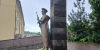 Пограничники Выборга возложили цветы к памятнику защитникам рубежей - ЛенТВ24
