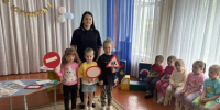 В детском саду № 8  инспектор по пропаганде безопасности дорожного движения Госавтоинспекции организовала для дошкольников уроки по ПДД. - Алексеевский городской округ