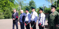 В новошахтинском парке «Город детства» возложили цветы в честь Дня пограничника - Администрация г. Новошахтинск