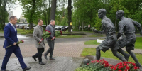 Фото: на стадионе «Динамо» возложили цветы к памятнику «Футболистам блокадного Ленинграда» - Spbdnevnik.ru
