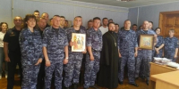 В Липецке в преддверии Дня Святой Троицы священнослужитель посетил подразделение Росгвардии - Росгвардия