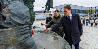 Молодые парламентарии возложили цветы к монументу Героям СВО - MagadanMedia.Ru