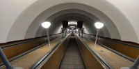 Пьяный вандал разбил входную дверь в метро Петербурга - Spbdnevnik.ru