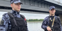 В Петербурге сотрудник Росгвардии спас тонущего в Неве мужчину, прыгнув за ним в ледяную воду - Росгвардия