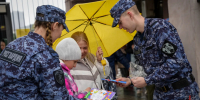 В Москве сотрудники вневедомственной охраны Росгвардии провели праздничную акцию, посвященную Дню защиты детей (видео) - Росгвардия