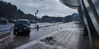 В Саранске внедорожник врезался в здание футбольного манежа, водитель умер - Столица С