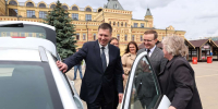 Андрей Гнеушев передал ключи от новых автомобилей мобильным бригадам службы «Дети в семье» - НИА Нижний Новгород