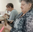 Свеча, которая заменяет печь: "серебряные волонтеры" продолжают помогать фронту - Социальное управление