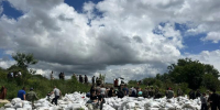 Воды становится все больше. Жители станицы Троицкой Краснодарского края своими силами укрепляют дамбу и борются с наводнением - LiveKuban.Ru