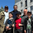 Житель Питкяранты с друзьями и детьми высадил кедры у своего дома - StolicaOnego.Ru