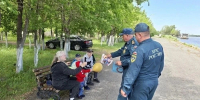 Сотрудники МЧС вручают памятки отдыхающим - Администрация г. Рубцовск