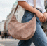 Сумка Gucci Softbit Maxi Shoulder Bag стала новым символом стиля среди мам Лондона - Peterburg2.Ru