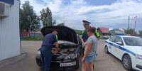 На фото  старший лейтенант полиции Антон Бабий и инспектор ДПС лейтенант полиции Андрей Билль оказывают помощь водителю-девушке с маленьким ребенком. Фото предоставлено автором статьи.. - Администрация Алтайского района