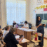 сотрудник пожарной охраны показывает памятку по проведению эвакуации - Кондинский район