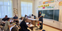 сотрудник пожарной охраны показывает памятку по проведению эвакуации - Кондинский район