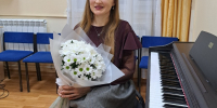 Вера Рыбакова работает педагогом по эстрадному вокалу, по классу хора и концертмейстером в ДШИ. - Вера Рыбакова: Музыка — это моя жизнь:  Современница - Газета Грани