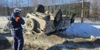 На федеральной автодороге "Колыма" автомобиль врезался в столб и загорелся - MagadanMedia.Ru
