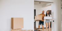 young-family-moving-into-their-new-house_1.jpg - GorodnaBire.Ru