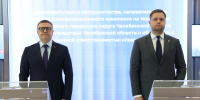 На фотографии изображены губернатор Челябинской области Алексей Текслер и председатель совета директоров компании «Урал - Ситно» Павел Журавский при подписании соглашения - Губернатор Челябинской области