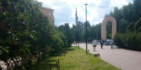 В сквере Афганцев в Калуге собачники гуляют с питомцами вопреки запрету - Комсомольская Правда