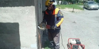 Спасатель вызволяет ребенка из заброшенного погреба / Фото: ГУ МЧС по Алтайскому краю - ИА Амител