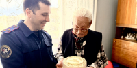 Сотрудники следственного управления поздравили со 100-летним юбилеем ветерана Великой Отечественной войны - Следственный комитет