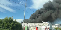 Столб черного густого дыма сняли на видео в Авиастроительном районе Казани - ИА Татар-информ