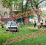 В Новокузнецке автомобиль влетел на детскую площадку и повредил качели - Сиб.фм