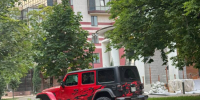Воронежские королевишны припарковали джип в сквере у Дома офицеров - Bloknot-Voronezh.Ru