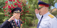 Руководитель донского СК Аслан Гарунович Хуаде лично поздравил ветерана с днем рождения - Следственный комитет