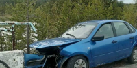 В Кольском округе Lada Granta врезалась в ограждение на подъезде к станции Тайбола - Мурманский вестник