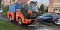 Две компактные тротуарные машины ночью мыли и подметали пешеходные зоны. - Городской округ Иваново