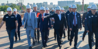 Губернатор Александр Беглов и глава ВТБ Андрей Костин стали первыми пешеходами на Большом Смоленском мосту - tvspb.ru - ТК Санкт-Петербург