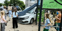Легковушка влетела в детскую площадку во дворе воронежского ЖК: за рулём видели малыша - ГТРК Воронеж