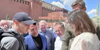 Коллектив «Китапа» в Москве подарил книгу Дмитрию Медведеву - Агентство по печати и СМИ
