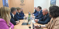 Виталий Хоценко и руководитель  ГК «Догма» обсудили строительство новой школы и выделение квартир для детей-сирот - Правительство Омской области