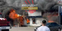 Черное облако дыма над «Торговым городом»: горит кафе вьетнамской кухни - ИА Новый Омск