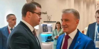 Губернатор Виталий Хоценко встретился с Германом Грефом на ПМЭФ-2026 - Om1.Ru