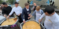 Огромный омлет с морепродуктами приготовили на фестивале молока в Приморье - Prim.News