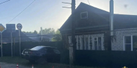 Мужчина без прав за рулем легковушки врезался в дом в Нижегородской области - фото 1 - vGorodeN.Ru